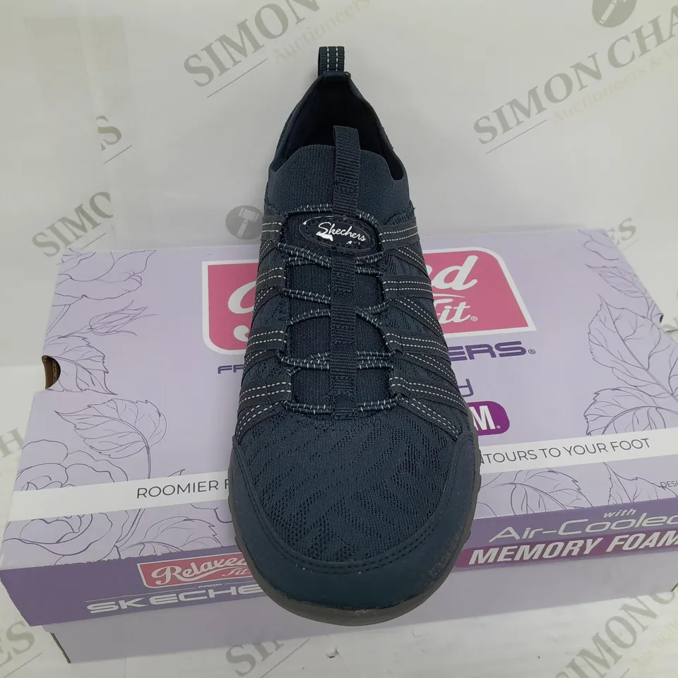 RELAXED FIT SKECHERS MEMORY FOAM BLUE SIZE 6 