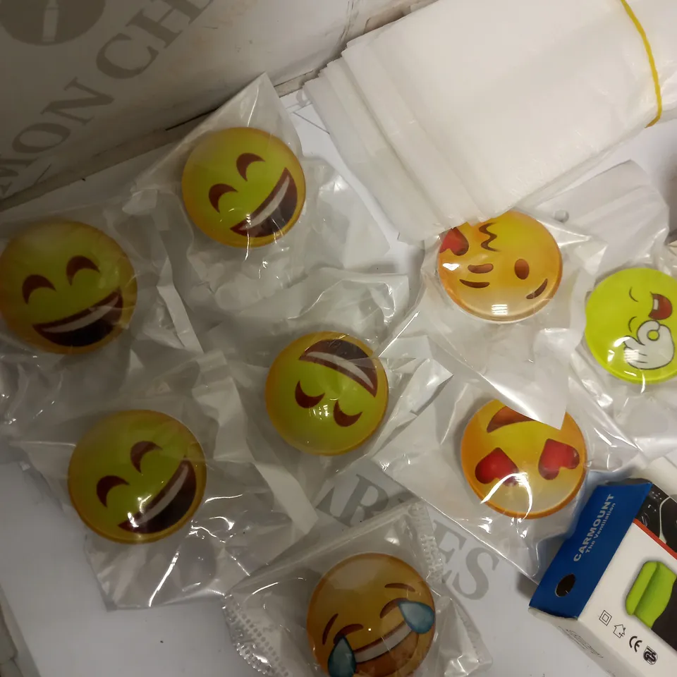 LOT OF APPROX 15 TO INCLUDE POP SOCKETS , SCREEN PROTECTOR FILM , ETC.