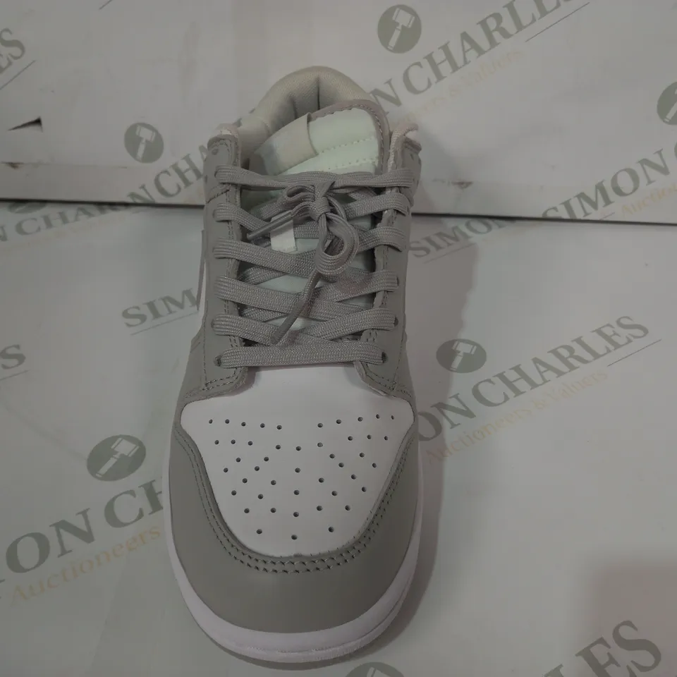 BOXED PAIR OF NIKE DUNK LOW TRAINERS IN WHITE/GREY UK SIZE 8