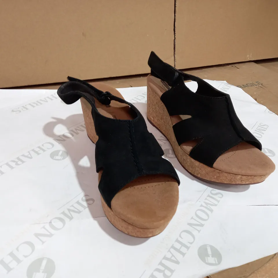 BOXED CLARKS ANNADEL BARI WEDGE SANDAL WIDE FIT BLACK STYLE SIZE 7