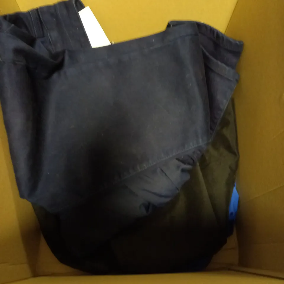 BOX OF APPROX 10 ASSORTED ITEMS OF CLOTHING TO INCLUDE JEANS, SHORTS AND SKIRT ETC