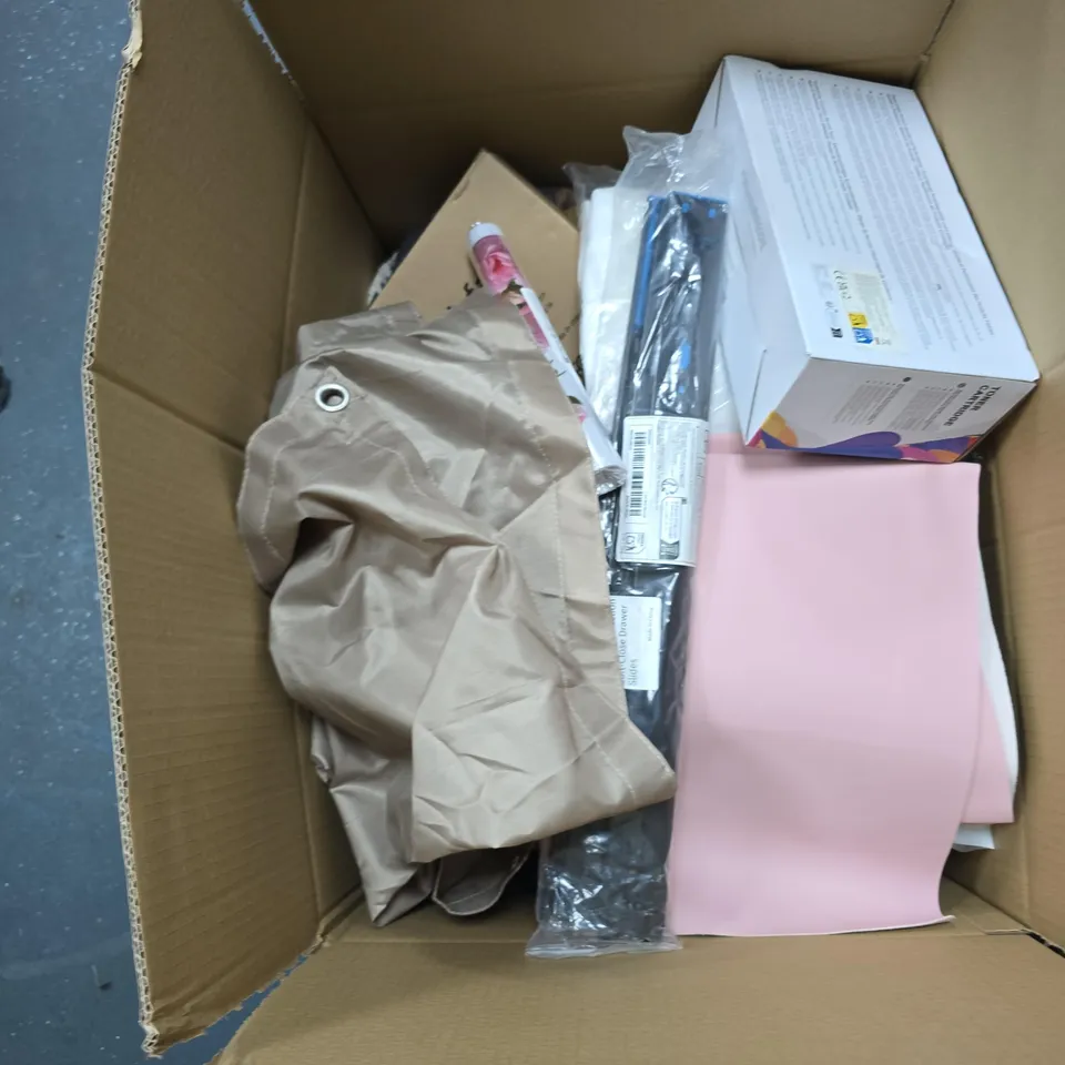 BOX OF APPROXIMATELY 15 ASSORTED ITEMS TO INCLUDE: RUSSELL HOBBS KETTLE