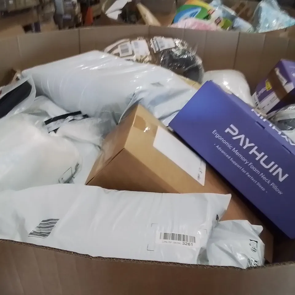 PALLET CONTAINING A LARGE QUANTITY OF PILLOWS