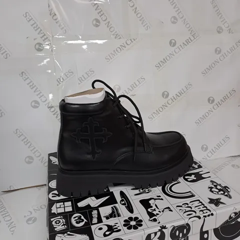 BOXED PAIR OF KOI MORAL ALLIANCES CROSS BOOTS BLACK - UK9