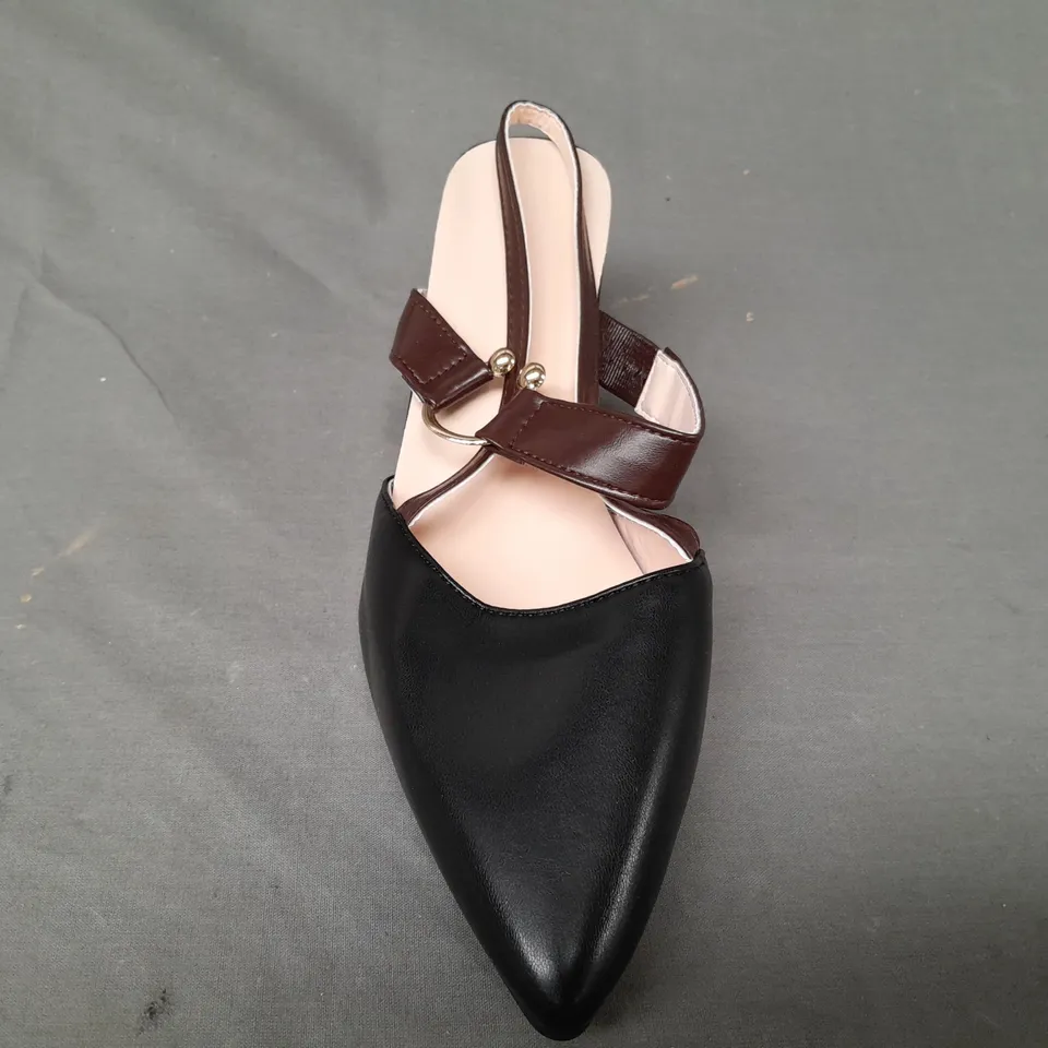BOXED PAIR OF DESIGNER POINTED TOE BLOCK HEEL SHOES IN BLACK/BROWN EU SIZE 41
