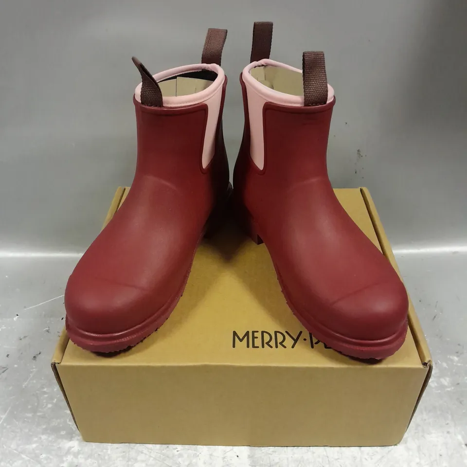 BOXED PAIR OF MERRY PEOPLE BOBBI BOOT IN BEETROOT/PINK SIZE UK 6