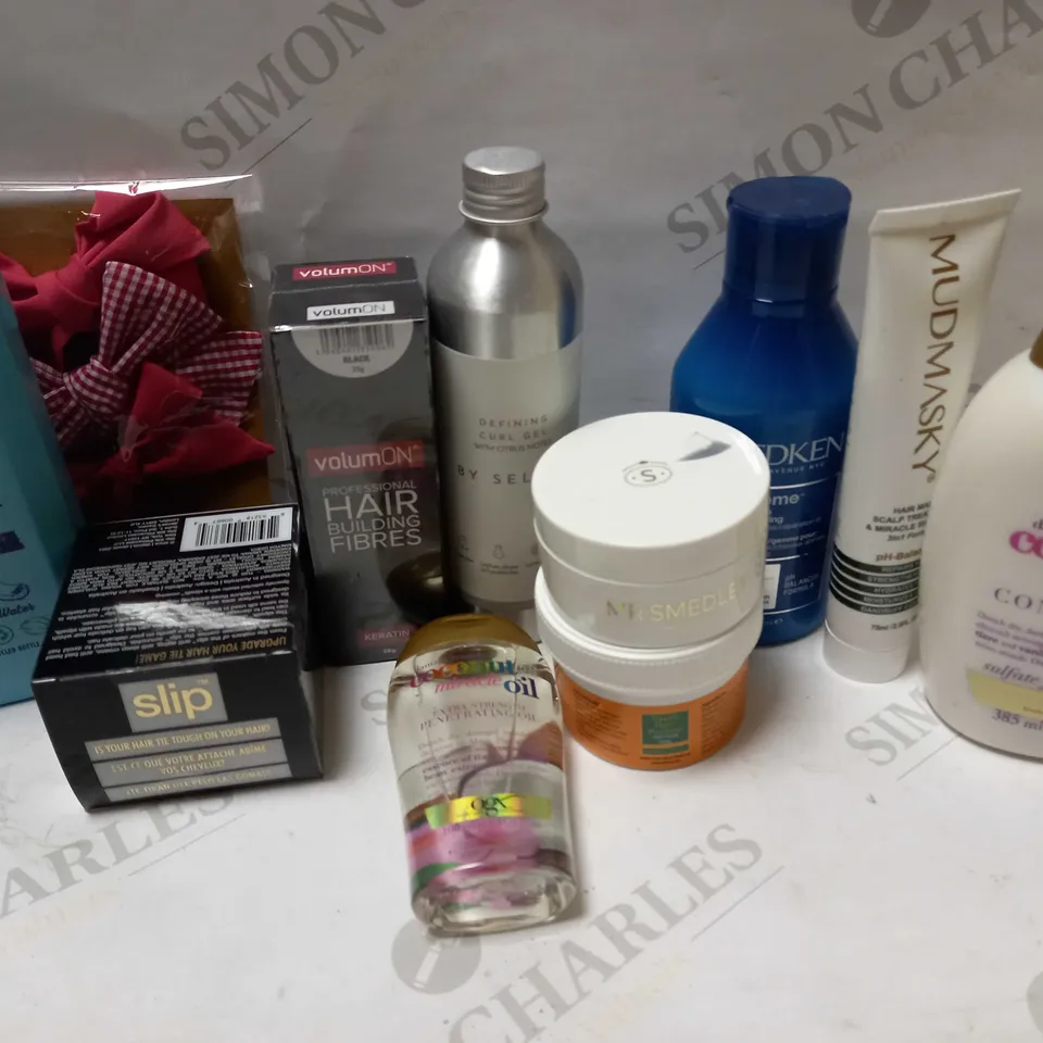 LOT OF APPROX 10 ASSORTED HAIR PRODUCTS TO INCLUDE REDKEN SHAMPOO, COCONUT MIRACLE CONDITIONER, HAIR BUILIDING FIBRES, ETC