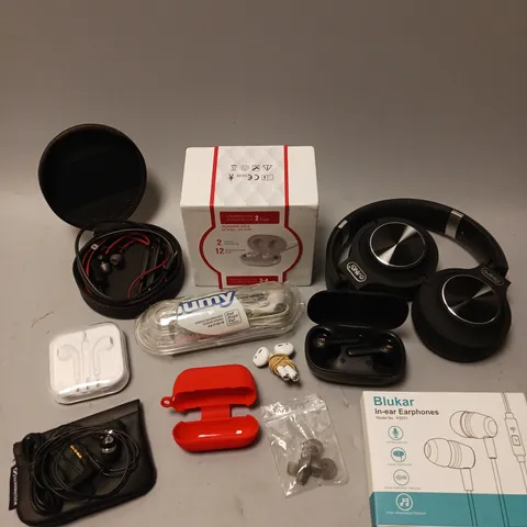APPROXIMATELY 20 ASSORTED HEADPHONE PRODUCTS/ACCESSORIES TO INCLUDE ANG OVERHEAD, CHARGING CASE PROTECTIVE COVER, SENNHEISER IN EAR ETC  