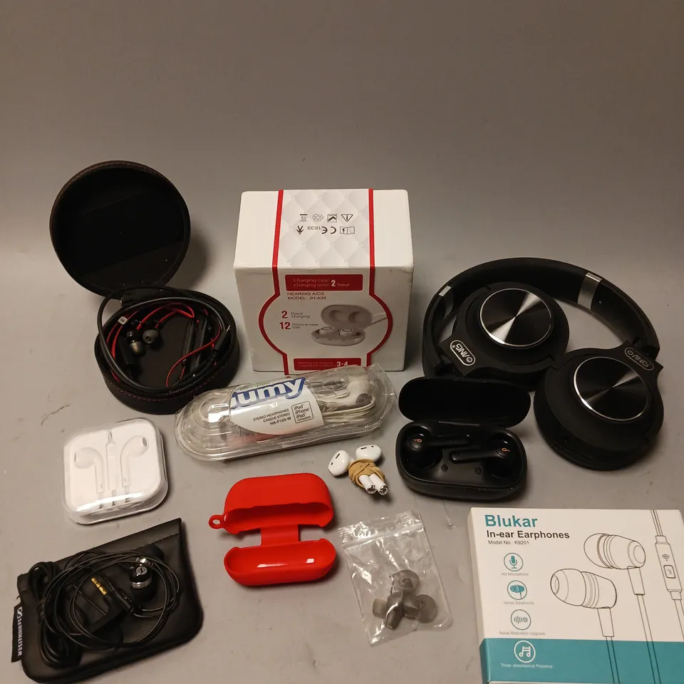 APPROXIMATELY 20 ASSORTED HEADPHONE PRODUCTS/ACCESSORIES TO INCLUDE ANG OVERHEAD, CHARGING CASE PROTECTIVE COVER, SENNHEISER IN EAR ETC