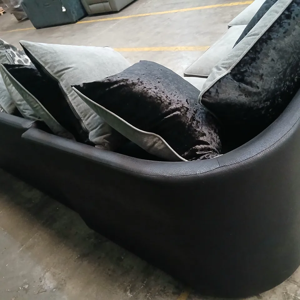 L-SHAPED GREY UPHOLSTERED CORNER SOFA WITH BLACK ARMRESTS