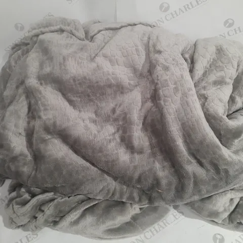 COZEE HOME ANIMAL EMBOSSED VELVETSOFT DUVET SET IN GREY - SIZE KING
