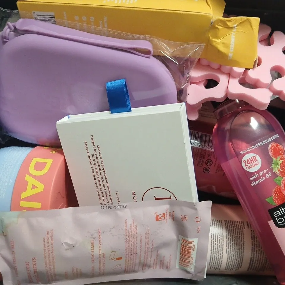 APPROXIMATELY 12 ASSORTED COSMETIC ITEMS INCLUDING VARIOUS MAKES AND BRANDS - COLLECTION ONLY