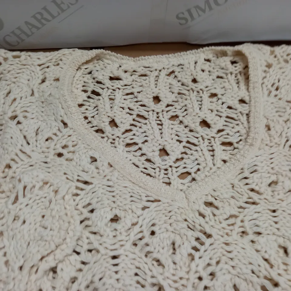 LOT OF APPROXIMATELY 20 CROCHET PULL V-NECK JUMPERS - SIZE UNSPECIFIED