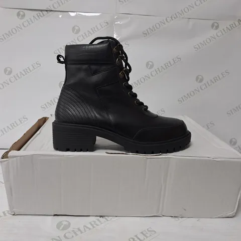 BOXED PAIR OF BEN DE LISI HIKER LEATHER BOOTS IN BLACK SIZE 8