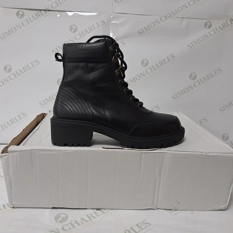 BOXED PAIR OF BEN DE LISI HIKER LEATHER BOOTS IN BLACK SIZE 8