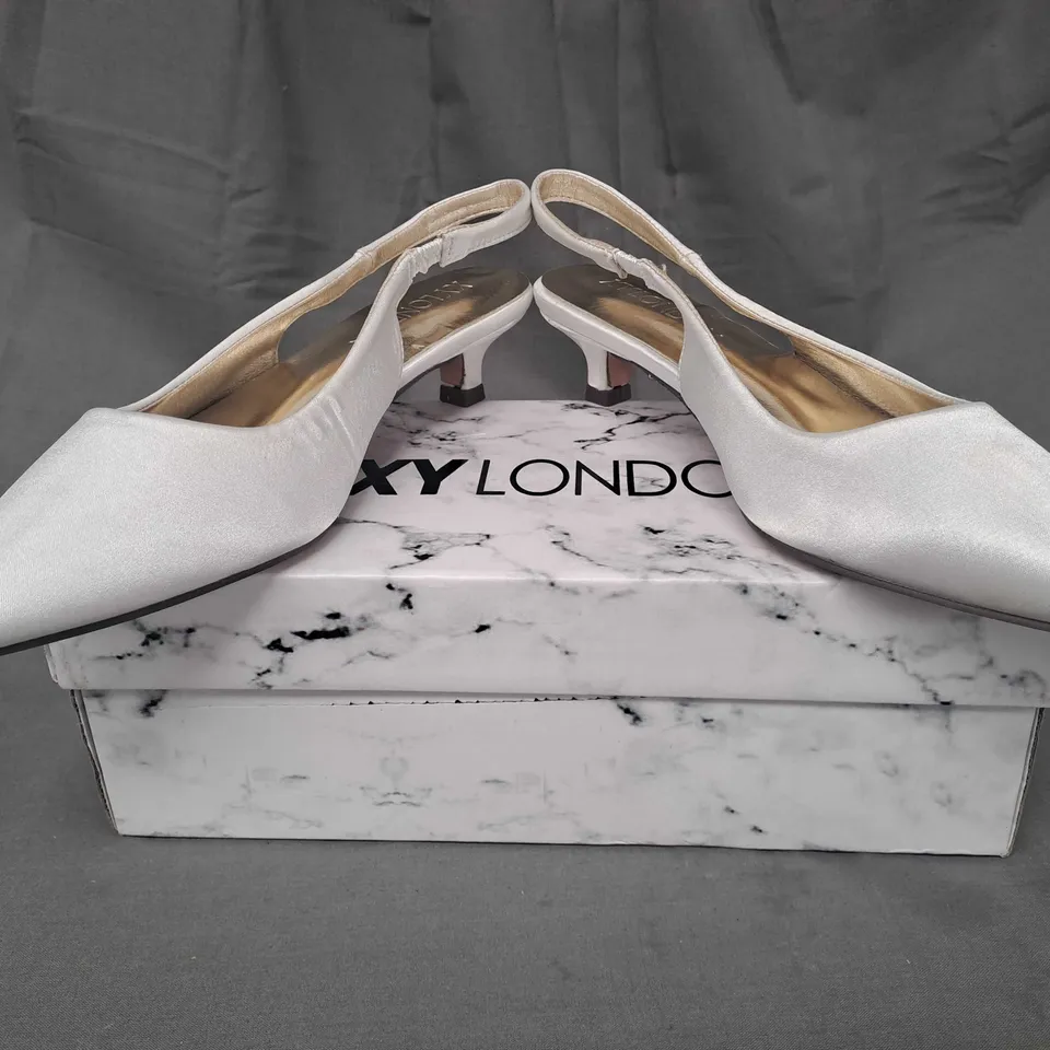 BOXED PAIR OF XY LONDON POINTED TOE LOW HEEL SHOES IN WHITE/METALLIC GOLD UK SIZE 4