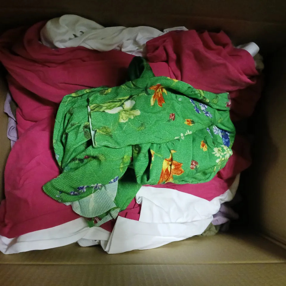 BOX OF APPROXIMATELY 10 ASSORTED CLOTHING AND FASHION ITEMS IN VARIOUS STYLES, SIZES, AND COLOURS / COLLECTION ONLY 