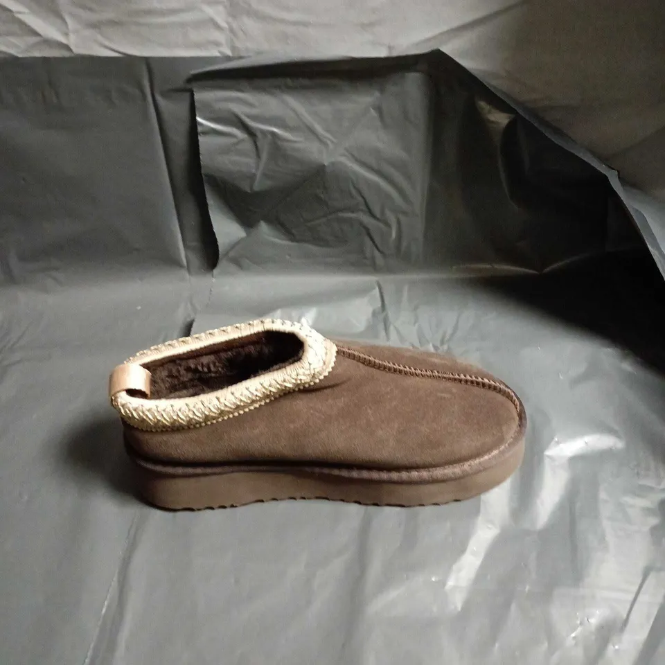 UGG WOMEN'S BROWN SUEDE BOOTS WITH CREAM SHEARLING TRIM - SIZE EUR 41