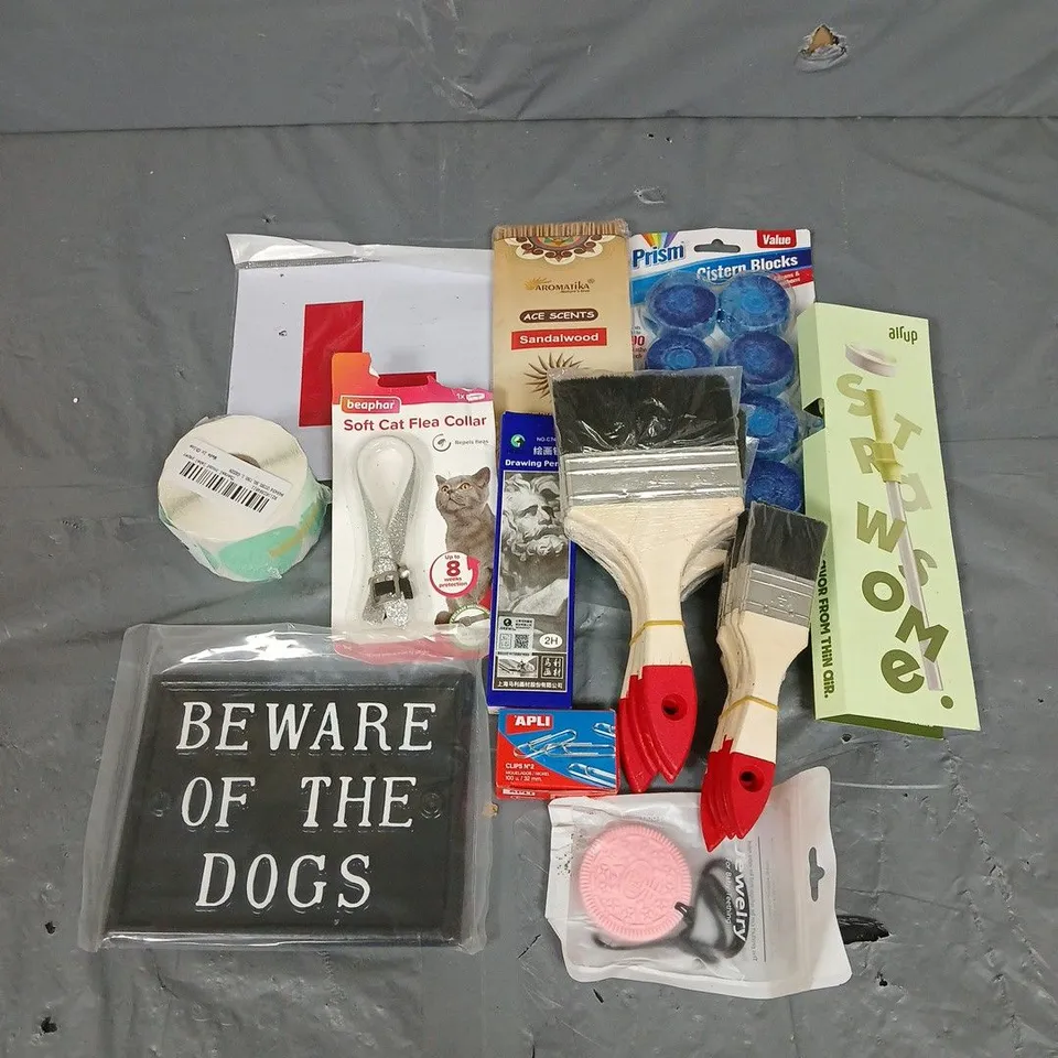 APPROXIMATELY 10 HOUSEHOLD ITEMS TO INCLUDE SOFT FLEA CAT COLLAR, PAINTBRUSHES, CISTERN BLOCKS, ETC