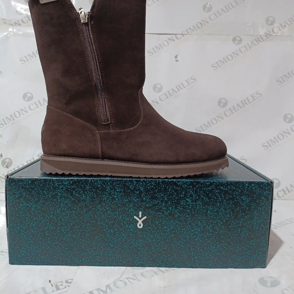 BOXED PAIR OF EMU AUSTRAILIA GRAVELLY BOOTS - ESPRESSO - SIZE 6