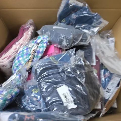 LARGE BOX OF APPROX 20 ASSORTED CLOTHING ITEMS 