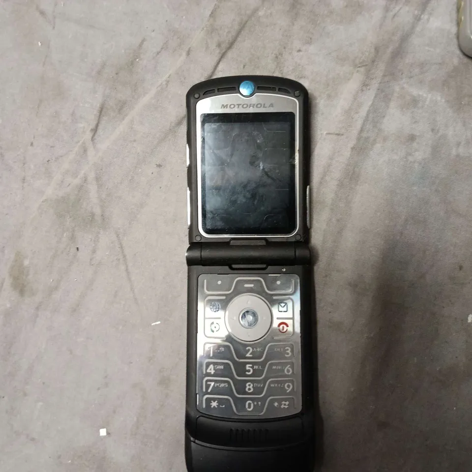 MOTOROLA FLIP-STYLE MOBILE PHONE (CLAMSHELL) WITH BR50 BATTERY