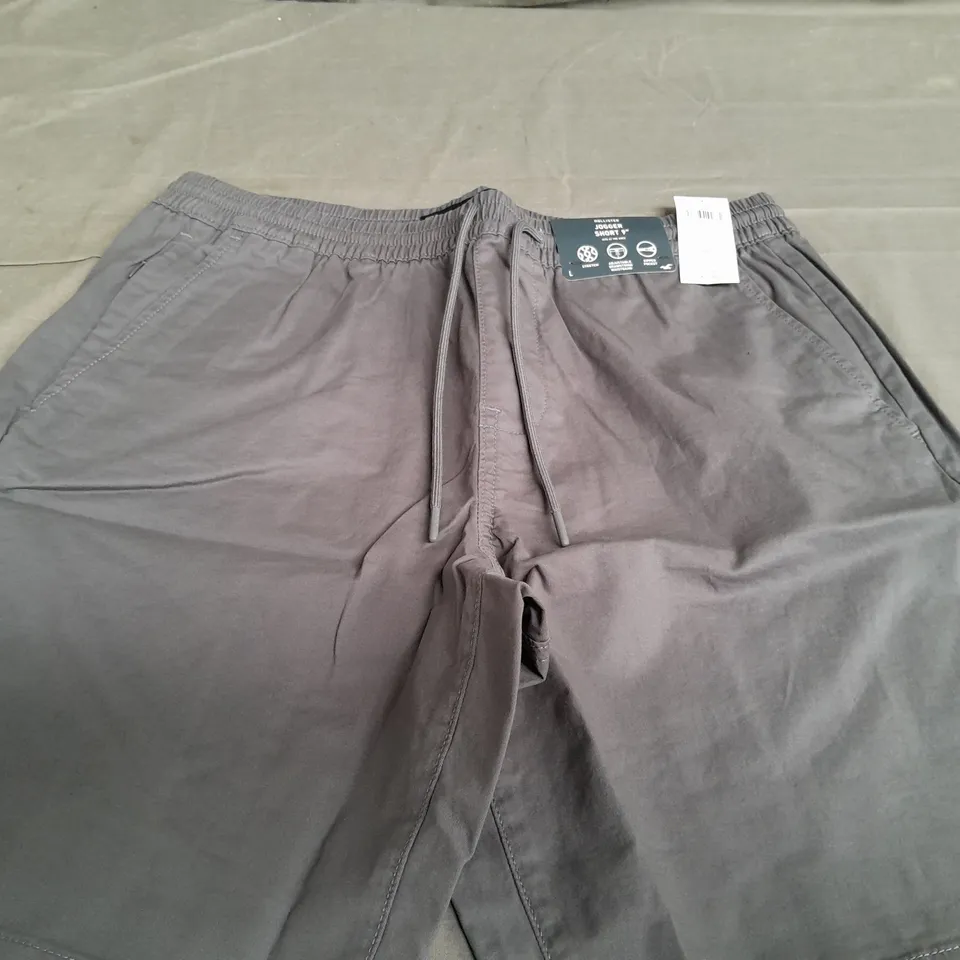 HOLLISTER JOGGER SHORT 9 IN LIGHT GREY - LARGE