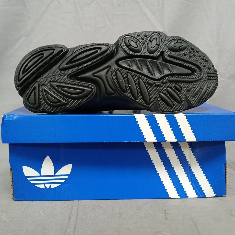 BOXED PAIR OF ADIDAS OZWEEGO SHOES IN BLACK SIZE UK 5.5