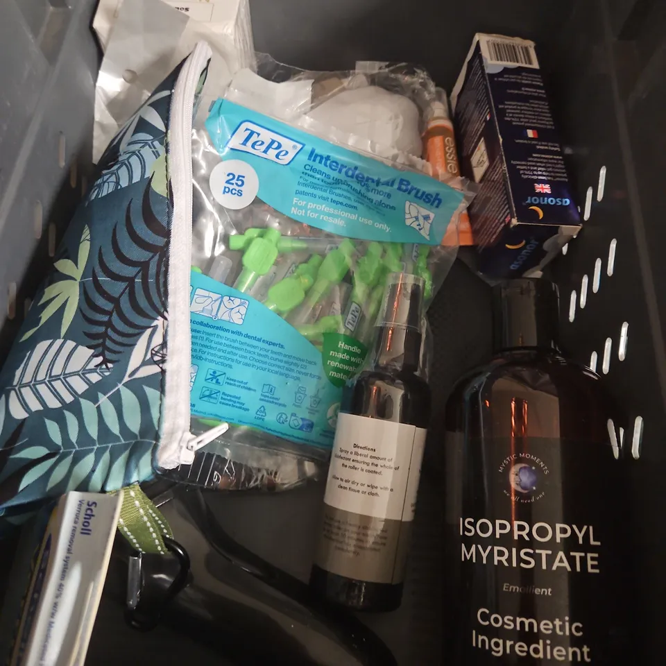 APPROXIMATEY 20 ASSORTED HEALTH AND BEAUTY PRODUCTS TO INCLUDE - DERMATICA SQUALENE REAM CLEANSER - CLEAN & CLEAR EXFOLIATING WASH - LEE STAFFORD COLOUR SHAMPOO - ETC