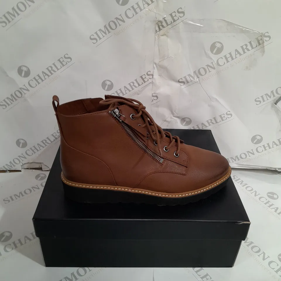 BOXED NATURALIZER BROWN LEATHER BOOTS SIZE 7