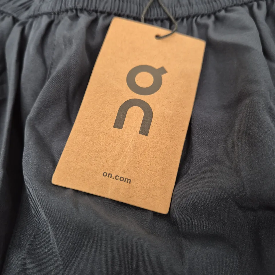 ON RUNNING NAVY SHORTS – SIZE L
