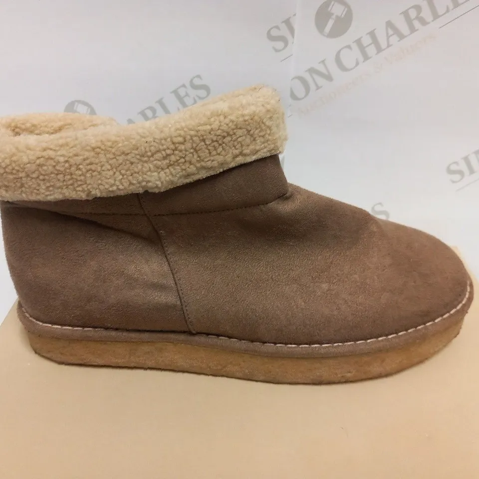 BOXED PAIR OF STELLA MCCARTNEY KICKAPOO LOW BOOT PEBBLE SIZE 38