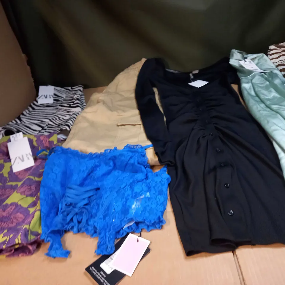 LOT OF APPROX 25 ASSORTED CLOTHING ITEMS VARYING IN SIZE/COLOUR/STYLE TO INCLUDE: TROUSERS, TOPS, DRESSES