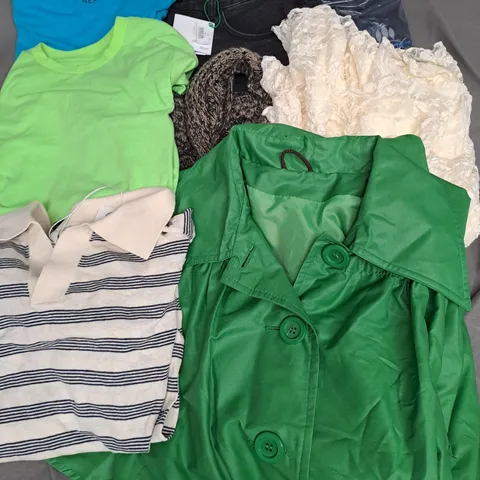BOX OF APPROXIMATELY 25 ASSORTED CLOTHING ITEMS TO INCLUDE - COAT, TOPS, DRESSES ETC
