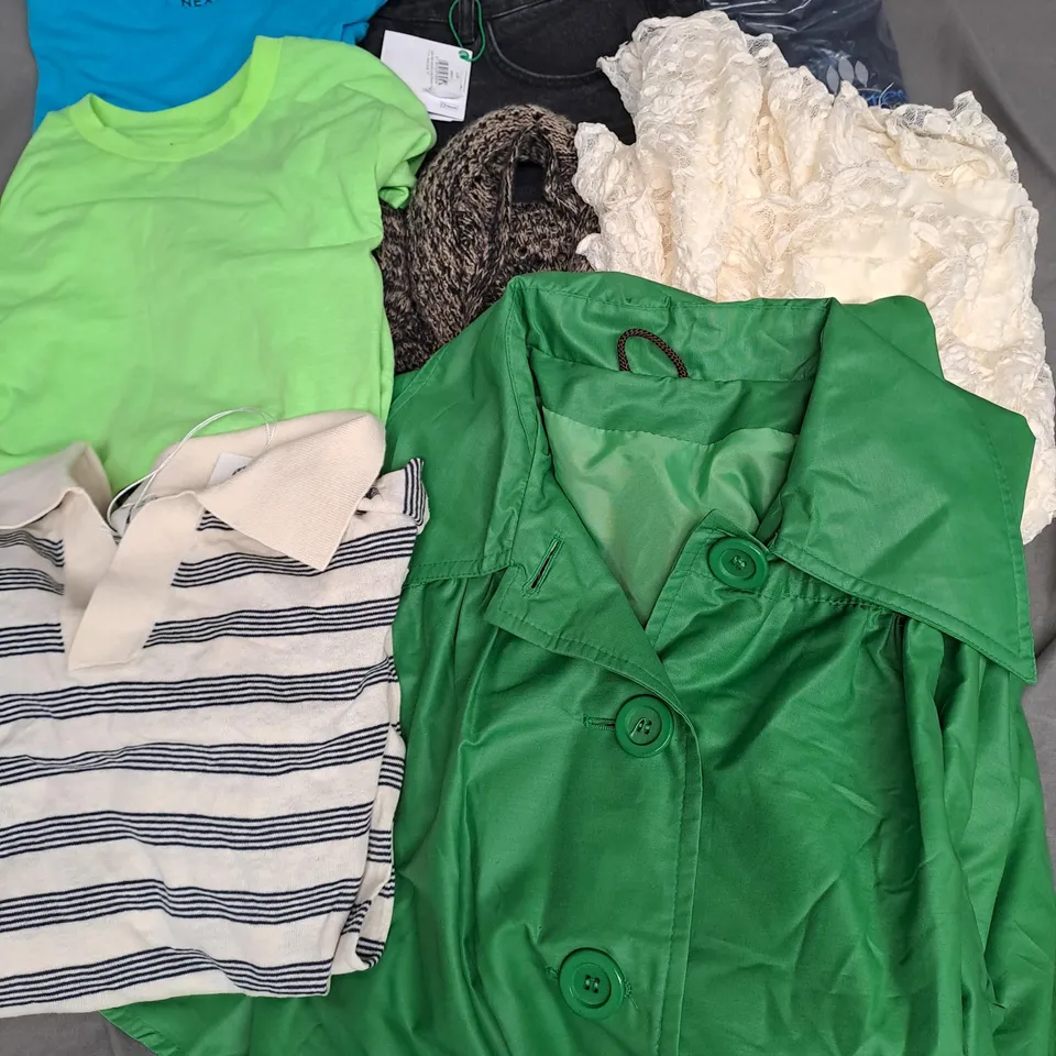 BOX OF APPROXIMATELY 25 ASSORTED CLOTHING ITEMS TO INCLUDE - COAT, TOPS, DRESSES ETC 