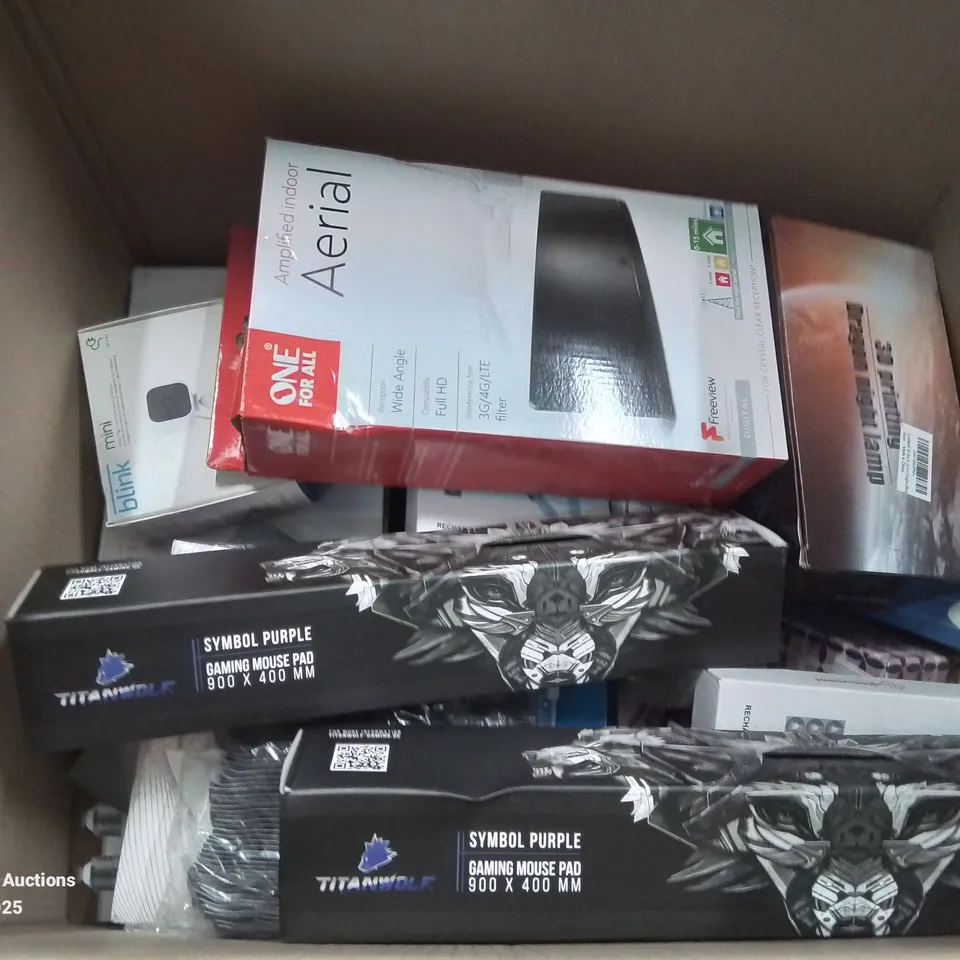 BOX CONTAINING LARGE AMOUNT OF BOXED ELECTRICAL ITEMS TO INCLUDE: GAMING MOUSE MATS, BLINK MINI CAMERAS, LIGHT BULBS ETC.