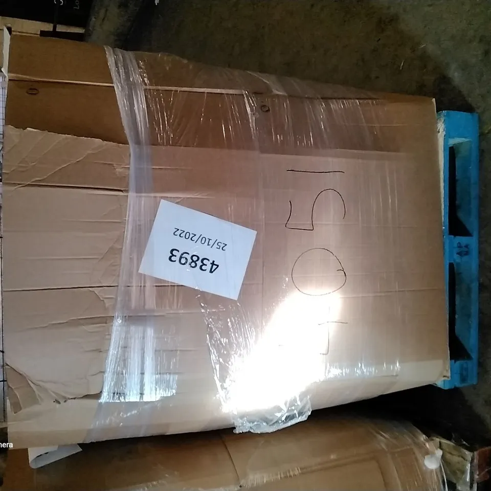 PALLET OF ASSORTED ITEMS INCLUDING RECCI BEDDING, FLEXI HOSE, EXPANDING HOSE, ARC-CHILL BAMBOO COOLING BLANKET, FORCEATT SLEEPING BAG, GADA GARDEN HOSE 