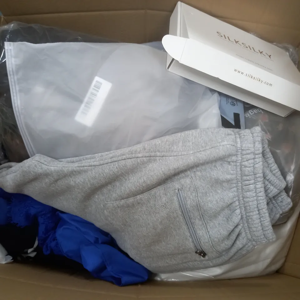 LOT OF APPROX 30 ASSORTED CLOTHING ITEMS AND ACCESSORIES TO INCLUDE; T-SHIRTS, JUMPERS , TROUSERS ETC