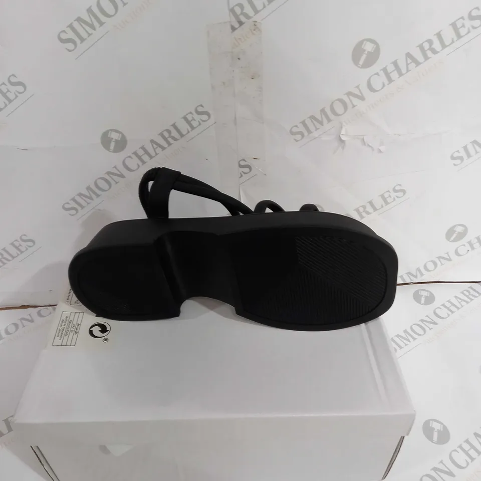BOXED PAIR OF HUI ER MEI SIZE 38 BLACK HEELED SANDEL