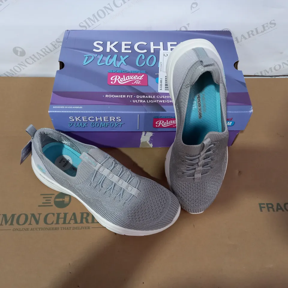 BOXED PAIR OF SKECHERS SIZE 6