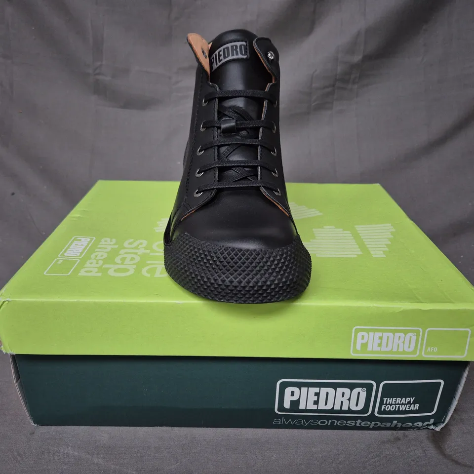 BOXED PAIR OF PIEDRO THERAPY FOOTWEAR SHOES IN BLACK EU SIZE 39