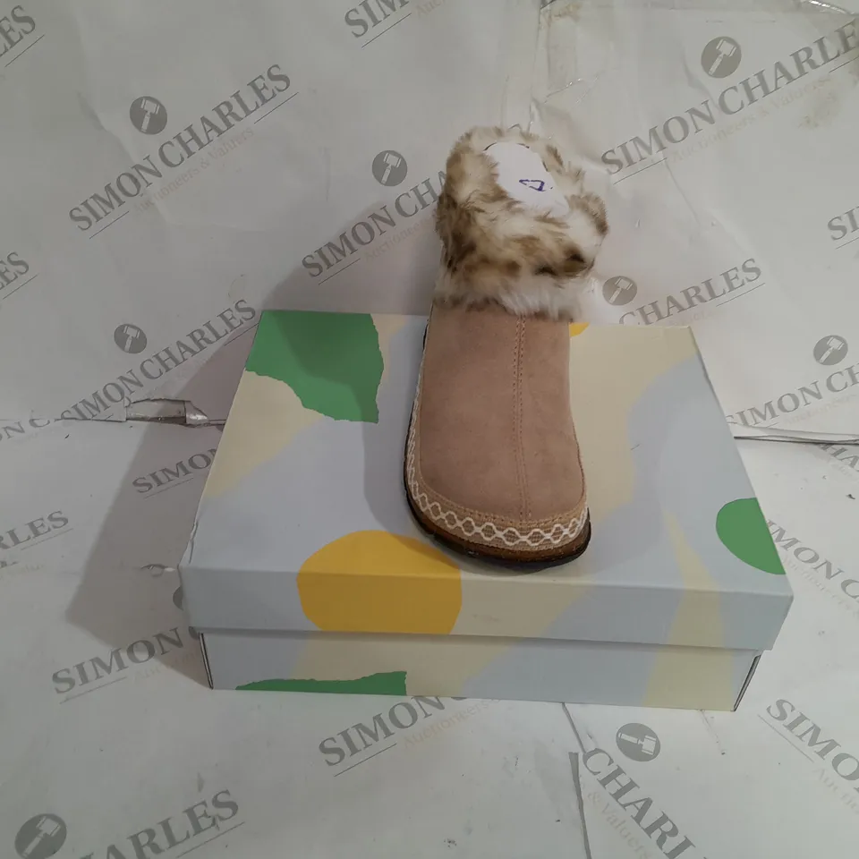 BOXED PAIR OF EARTH ORIGINS ELOISE CLOG SLIPPER , SIZE 6 UK