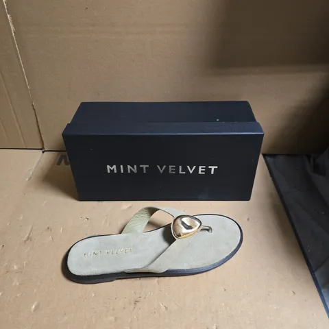 MINT VELVET WOMEN'S SANDALS – BEIGE/GREY WITH GOLD HEART DETAIL - UK SIZE 6 