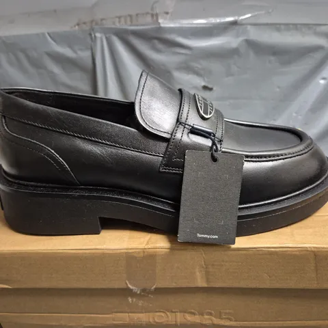 BOXED PAIR OF TOMMY JEANS FLAT LOAFERS IN BLACK - UK 7