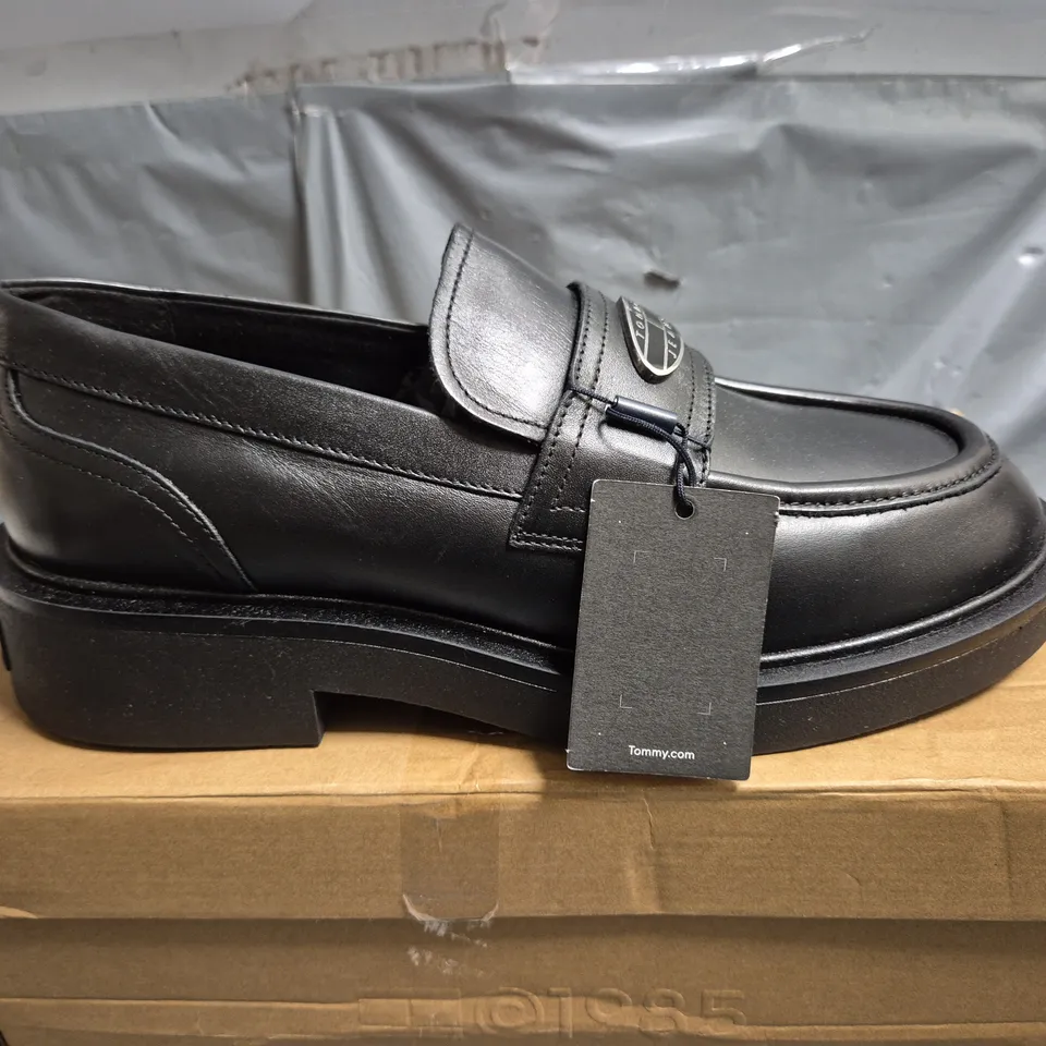 BOXED PAIR OF TOMMY JEANS FLAT LOAFERS IN BLACK - UK 7