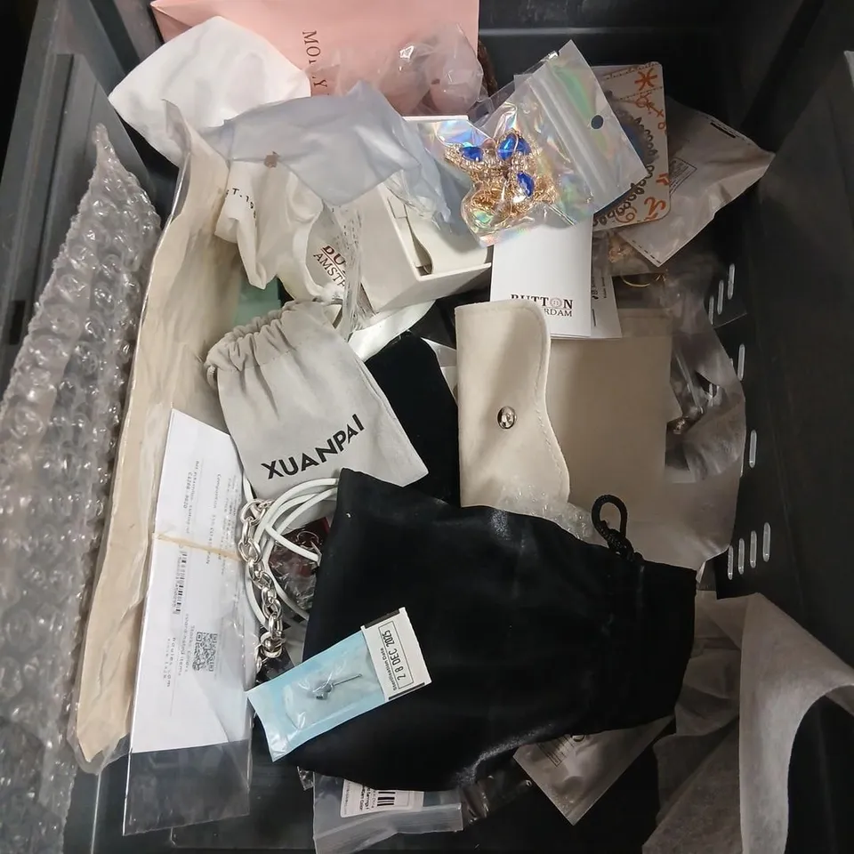 LARGE QUANTITY OF ASSORTED JEWELLERY AND ACCESSORIES