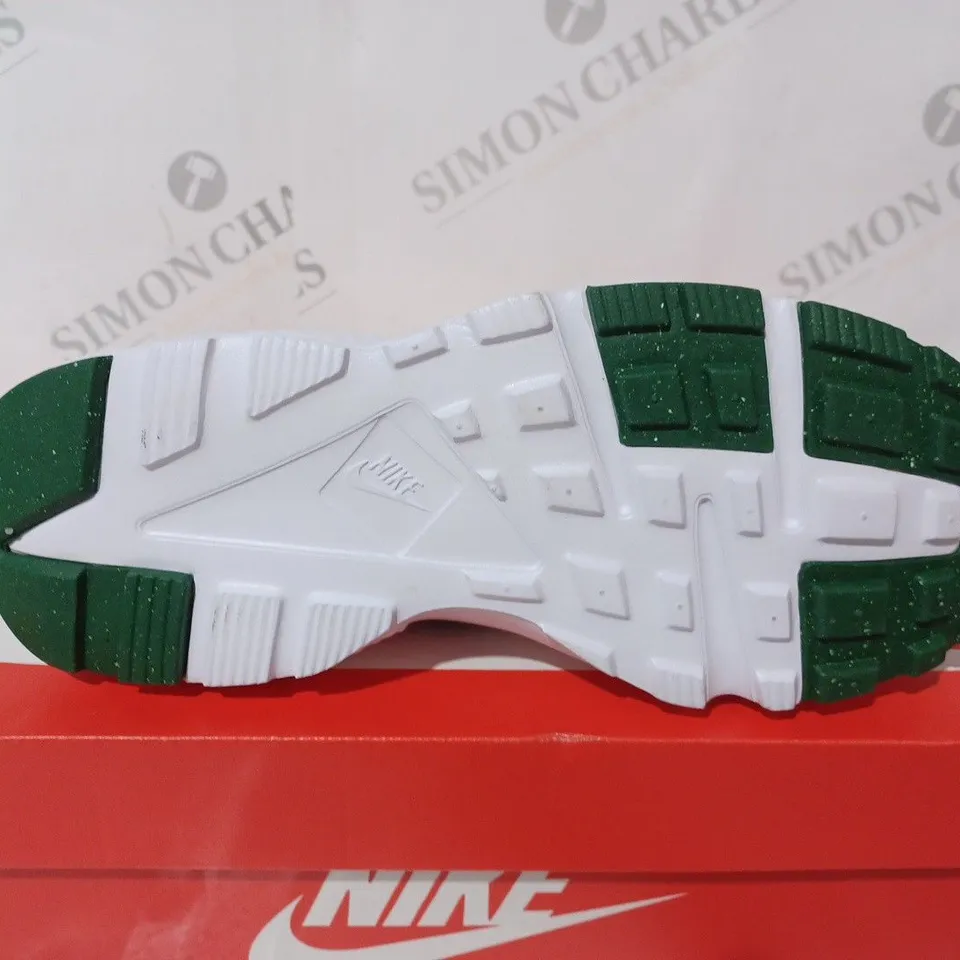 NIKE HUARACHE RUN GS - SIZE 5.5