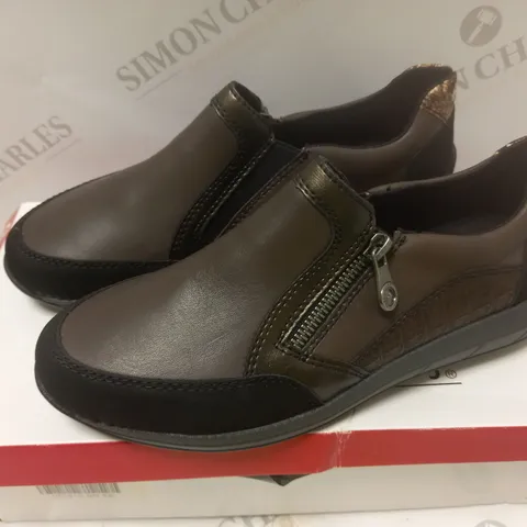 BOXED RIEKER BROWN LOW SHOE - SIZE 6