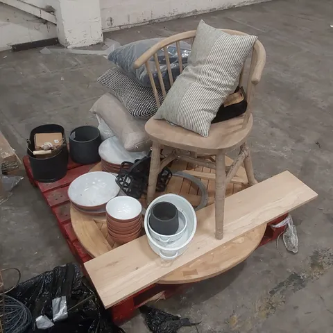 PALLET CONTAINING A LARGE QUANTITY OF ASSORTED GARDEN/HOME FURNITURE AND DECORATION PARTS ECT