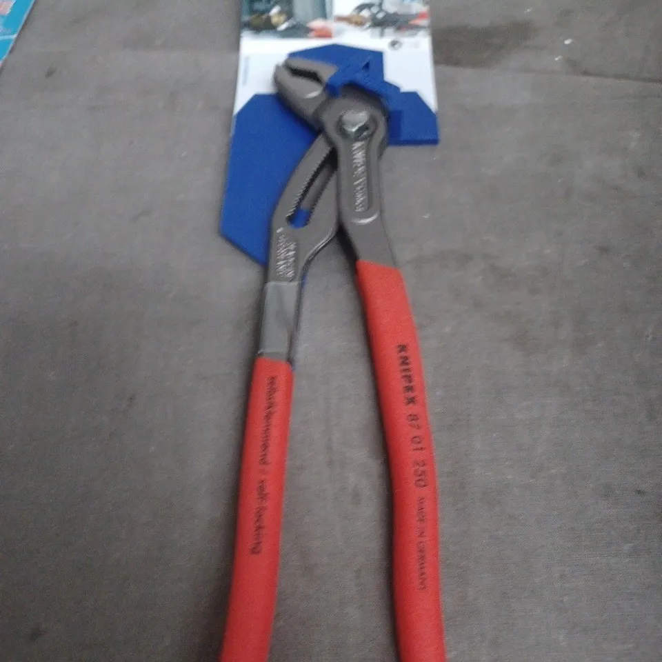 APPROXIMATELY 20 ASSORTED HOUSEHOLD ITEMS INCLUDING JAR / BOTTLE OPENER , DOOR CHAIN AND PLIERS